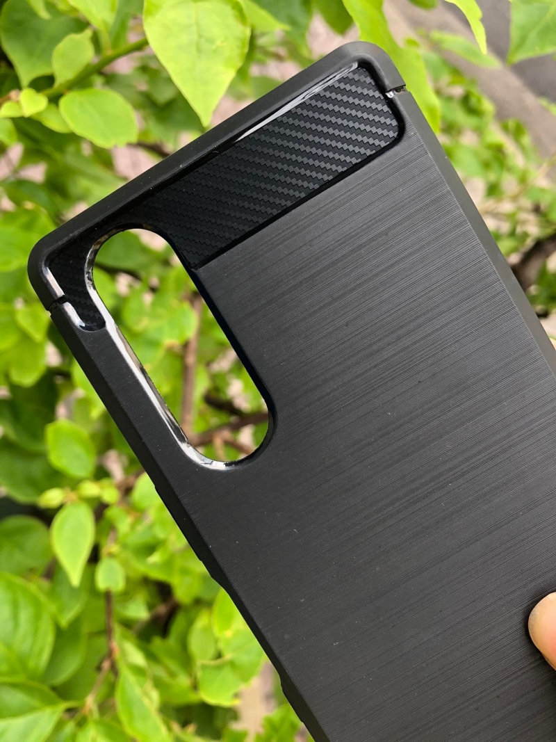 Ốp Lưng Sony Xperia 5 Chống Sốc Dạng Vân Carbon Cao Cấp Giá Rẻ được làm bằng chất liệu TPU mền giúp bạn bảo vệ toàn diện mọi góc cạnh của máy rất tốt lớp nhựa này khá mỏng bên ngoài kết hợp thêm bên trên và dưới dạng carbon rất sang 